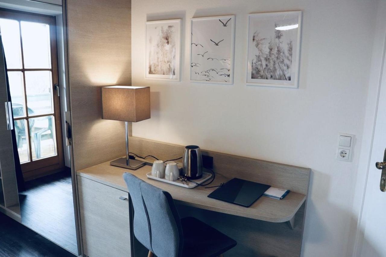Hotel Garni Moewe Am See 프리엔암치엠시 외부 사진